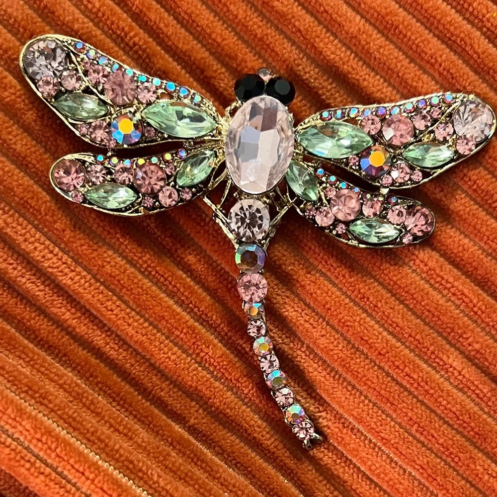3/$18 Colorful Dragonfly Brooch Lot 259 - Picture 1 of 5